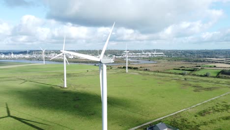 Vista-Aérea-Volando-Alrededor-De-Turbinas-Eólicas-De-Parques-Eólicos-De-Energía-Renovable-Girando-En-La-órbita-Izquierda-Del-Campo-Británico