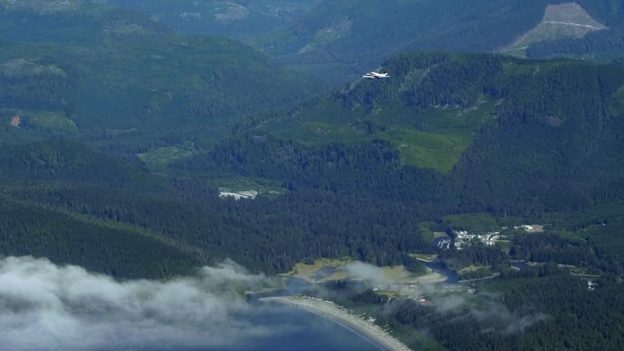 далекий самолет, летящий в небе над красивой природой, воздух - воздух