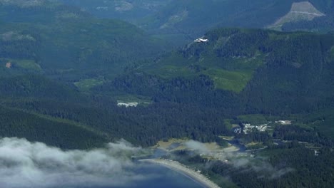 Fernes-Flugzeug,-Das-Am-Himmel-über-Der-Schönen-Natur-Fliegt,-Luft-Zu-Luft