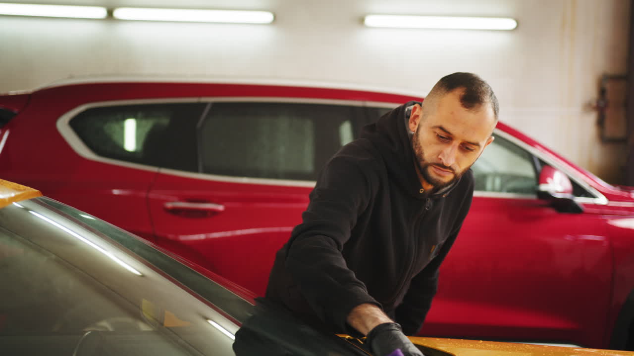 차고에서 자동차 세부 사항