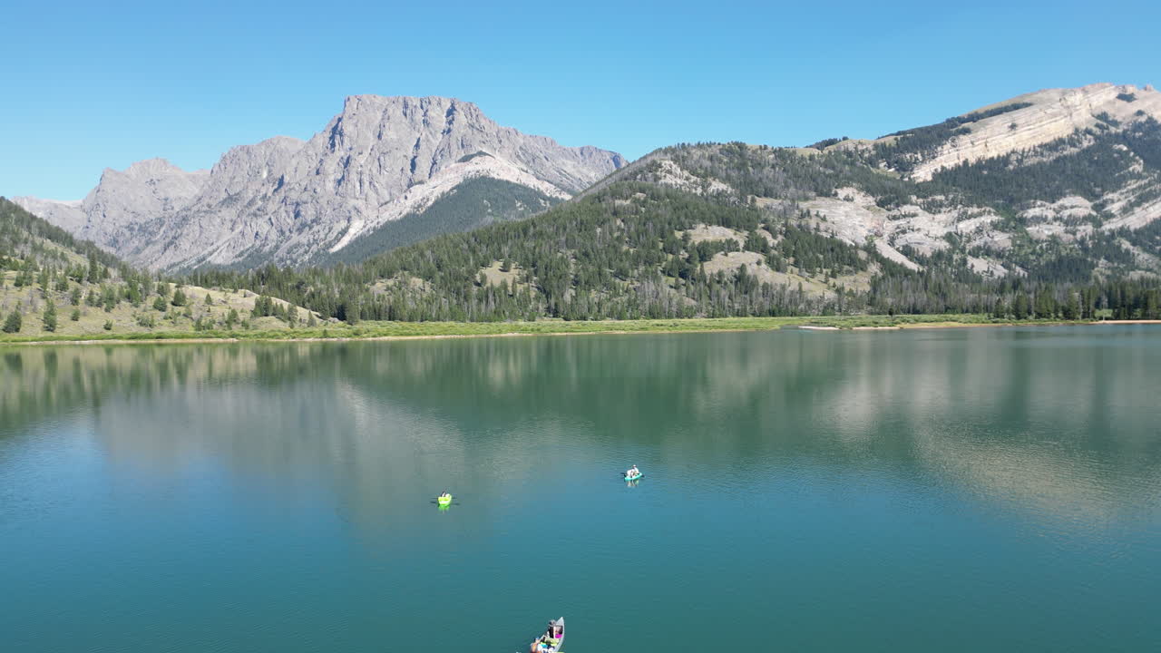 vista aérea de drones de turistas en kayak en serenos lagos de río verde en wyoming