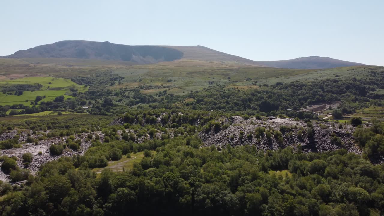 dorothea cantera minera de pizarra cubierta de maleza en desuso en una densa y exuberante vista aérea del bosque montañoso de snowdonia
