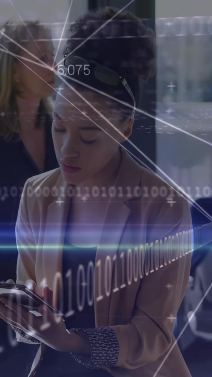 Donna che tocca il tablet e naviga tra le analisi dei dati, con HUD sovrapposto al dispositivo mentre i colleghi passano.