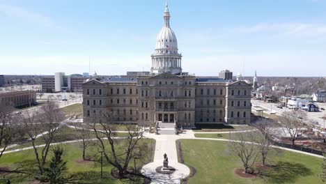 Iconic-American-Capitol-building-in-Michigan,-aerial-drone-view