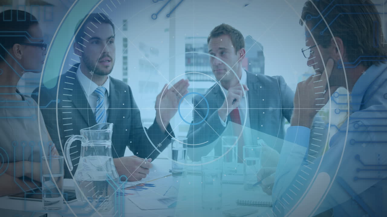 Animação de radar em círculos de carregamento, colegas de trabalho diversos discutindo estratégia em reunião no escritório.