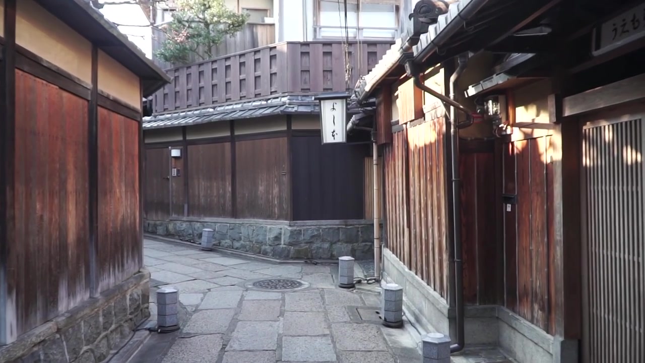 Camminando per una strada tradizionale giapponese vuota piena di case in legno a Kyoto al mattino presto