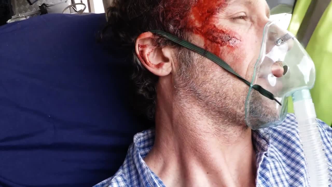 paramédico que utiliza un desfibrilador externo durante la reanimación cardiopulmonar