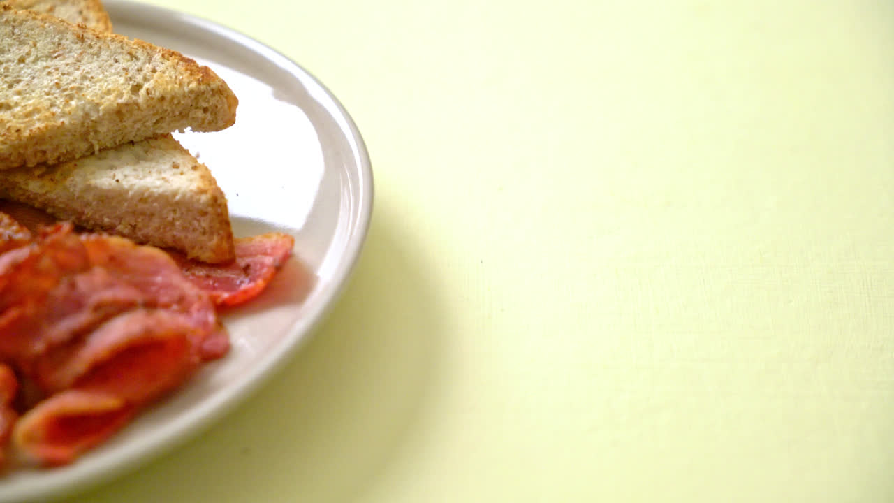 huevo frito con pan tostado y tocino para el desayuno
