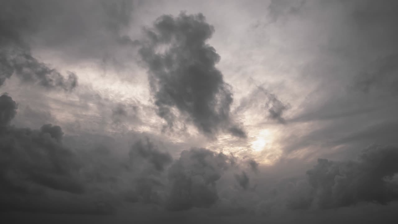 imágenes b roll timelapse cielo y nubes negras en clima lluvioso nubes truenosas lluvia de verano lluviosa efecto de calentamiento global tormenta negra dramática timelapse 4k