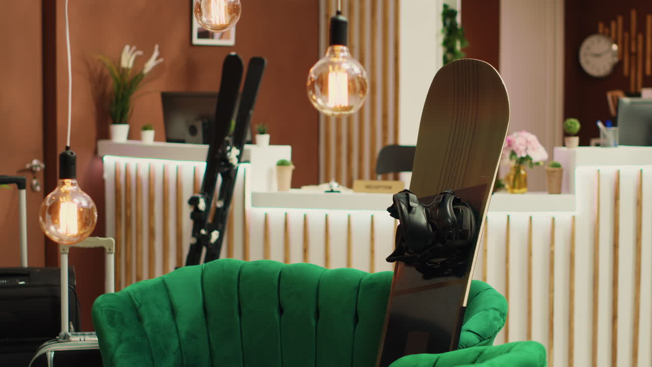 라운지 에 있는 스카이 와 스노우보드