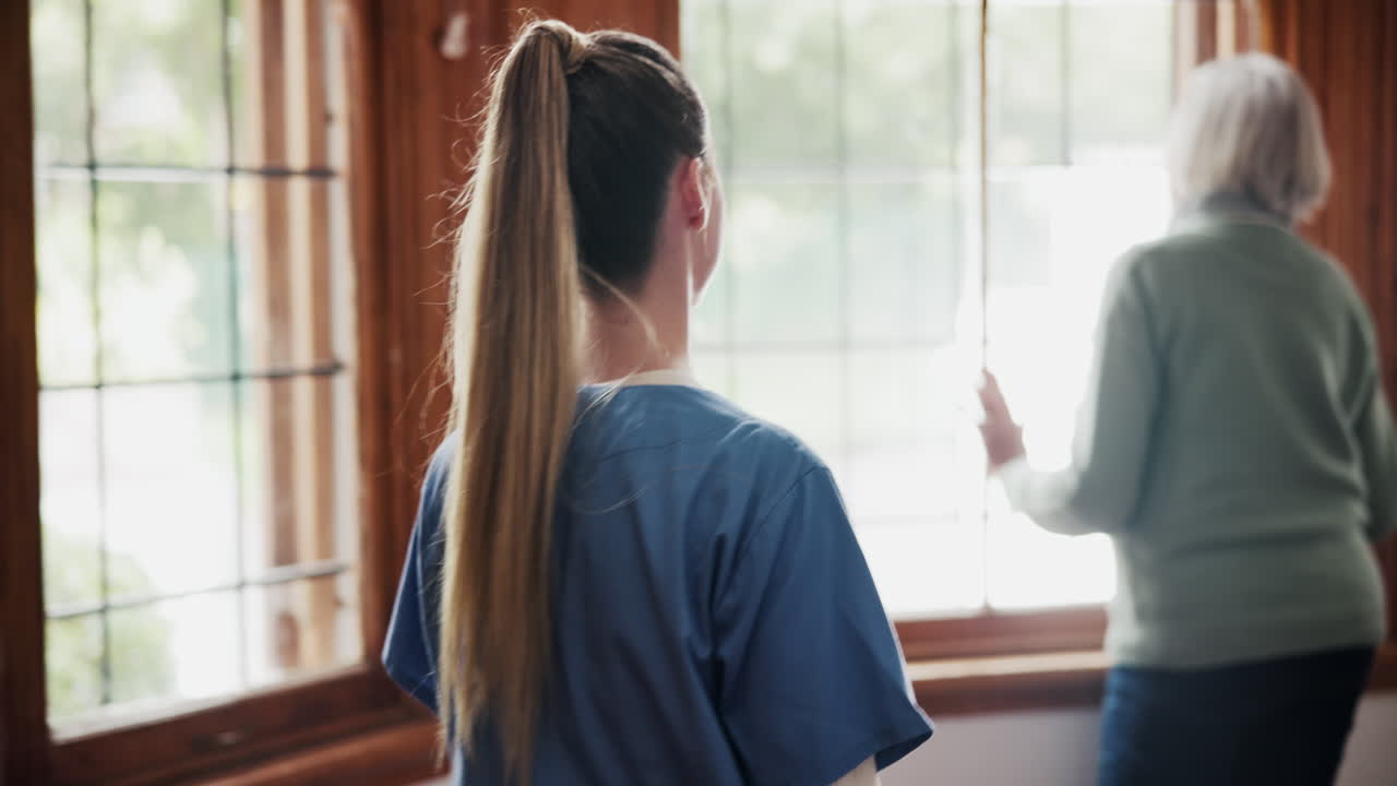 창문, 보살자 및 요양원에서 노인 여성