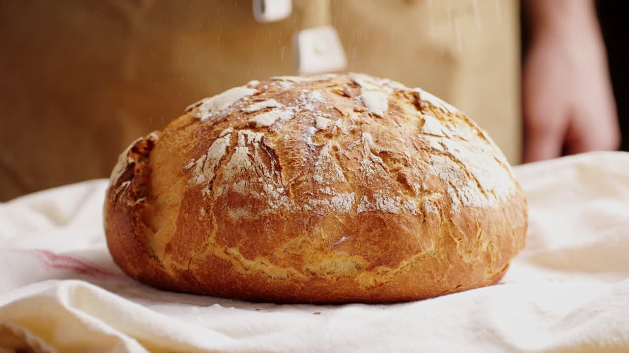 свежевыпеченный кустарный хлеб