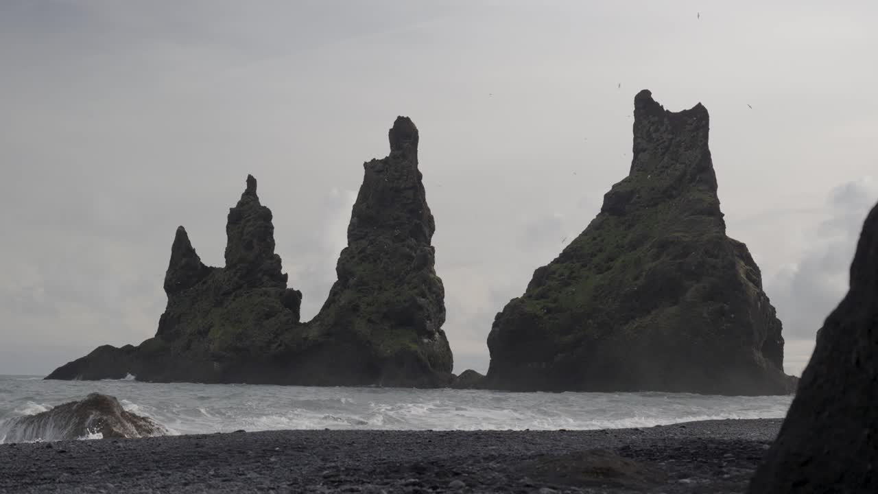 reynisdrangar, pilas marinas de basalto ubicadas en la costa de islandia, cerca de la ciudad de vik i myrdal