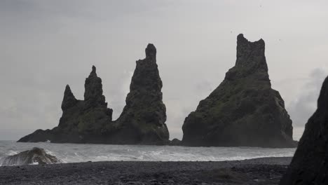 Reynisdrangar,-Pilas-De-Basalto-Ubicadas-En-La-Costa-De-Islandia,-Cerca-De-La-Ciudad-De-Vik-I-Myrdal