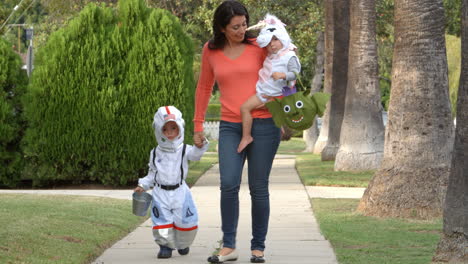 niños con disfraces de halloween truco o trato disparado en r3d