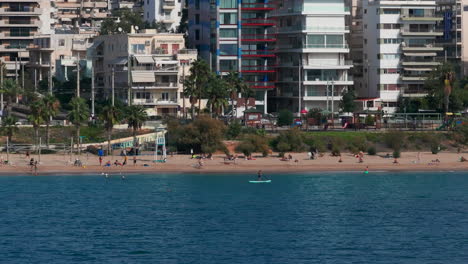 Enge,-Kreisende-Luftaufnahme-Von-Schwimmern-Und-Wassersportlern-An-Der-Athener-Promenade