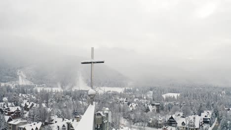 zimowe zdjęcie św. krzyża na szczycie kościoła parafialnego tatra zakopane