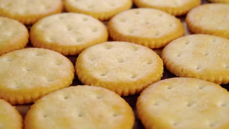 las galletas crujientes redondas de cerca.