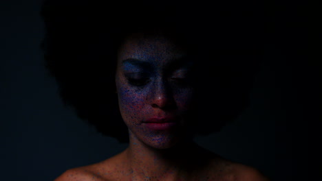 maquillaje creativo y retrato de mujer negra