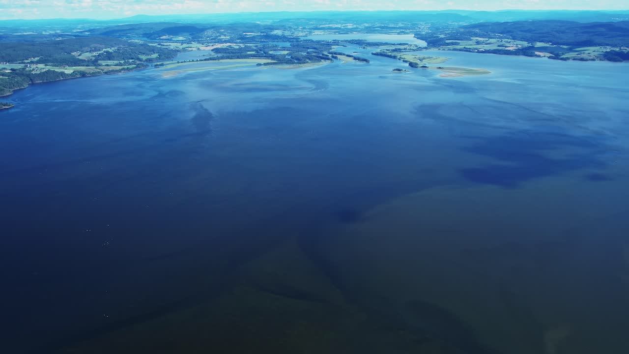 Norveç'in büyüleyici manzarasındaki sakin suların drone görüntüsü.