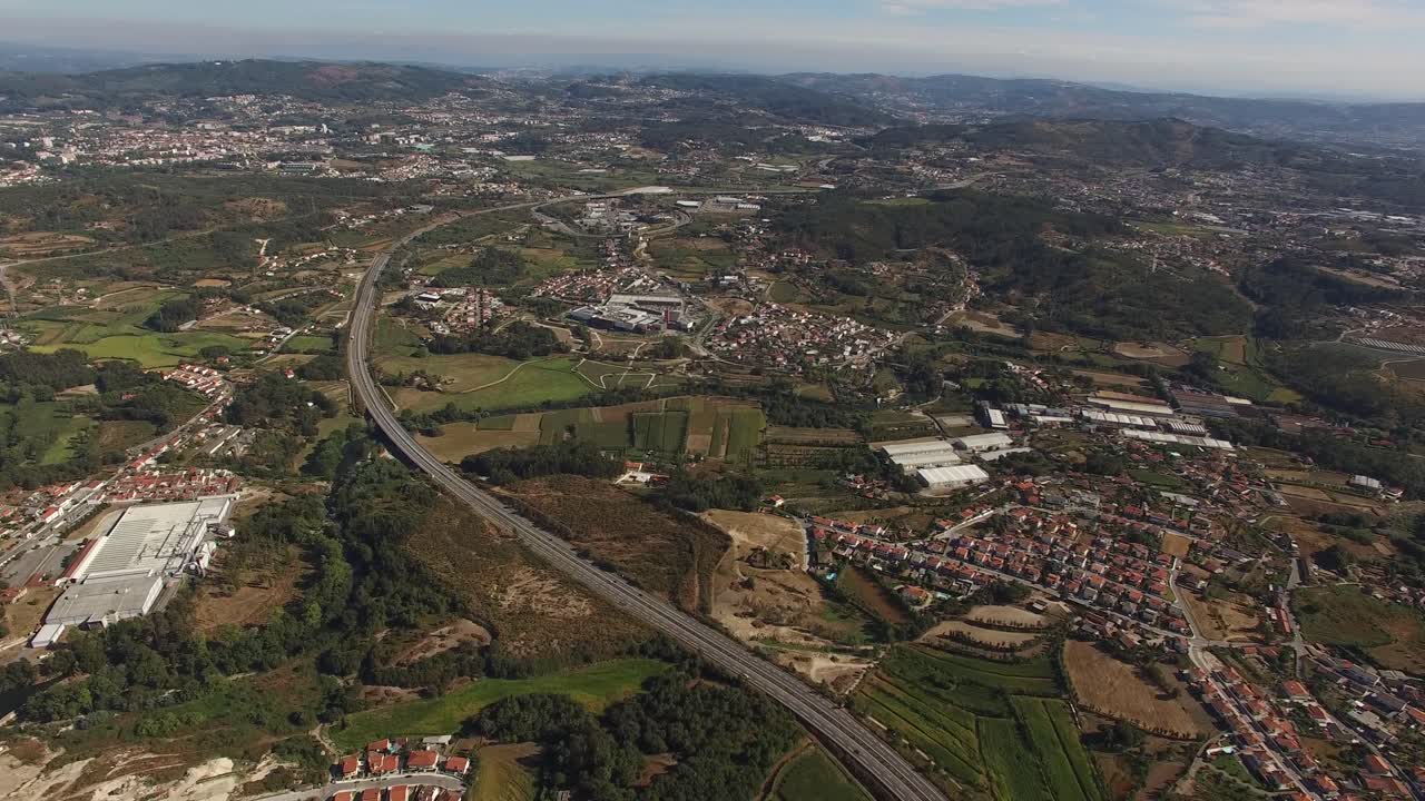 carretera rural con dirección de tráfico en ambas direcciones vista aérea