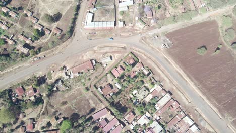 vista aérea del cruce de la curva &quot;l&quot; de un camino rural en loitokitok, kenia