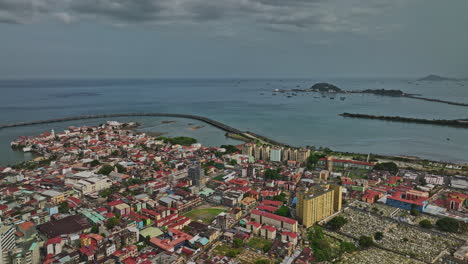 vista panorámica aérea v26 de la ciudad de panamá que captura el paisaje urbano a lo largo de la costa a través de amador, el distrito histórico de casco viejo y el centro metropolitano en un día tormentoso - filmado con el cine mavic 3 - marzo de 2022