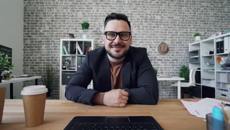 hombre de negocios en videoconferencia