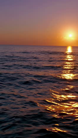 puesta de sol sobre el océano