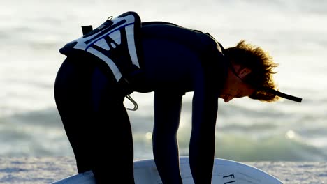 surfista masculino con tabla de surf en la playa 4k