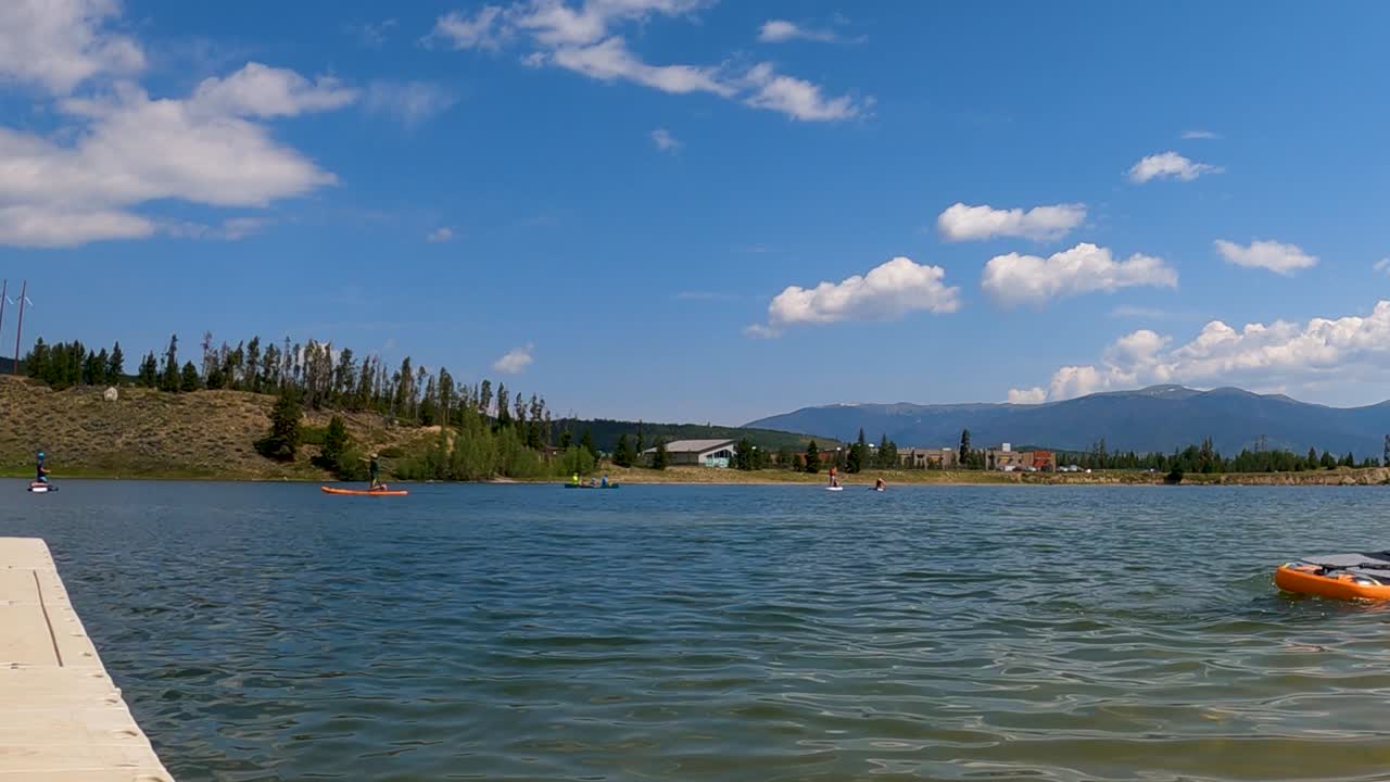 disfrutando del embalse y el lago de dillon en botes de remo en este lapso de verano