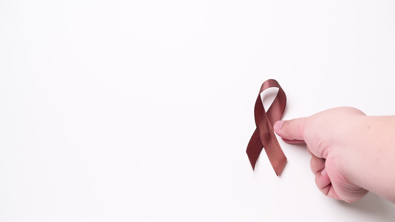 detalle de la mano masculina que sujeta la cinta en color marrón sobre fondo blanco