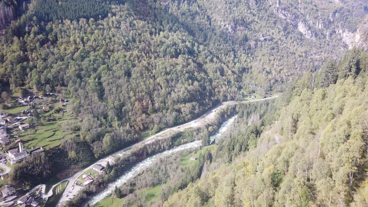 vuelo aéreo de aviones no tripulados alpes suizos río cruzando el valle verde, suiza otoño en las montañas de calanca braggio