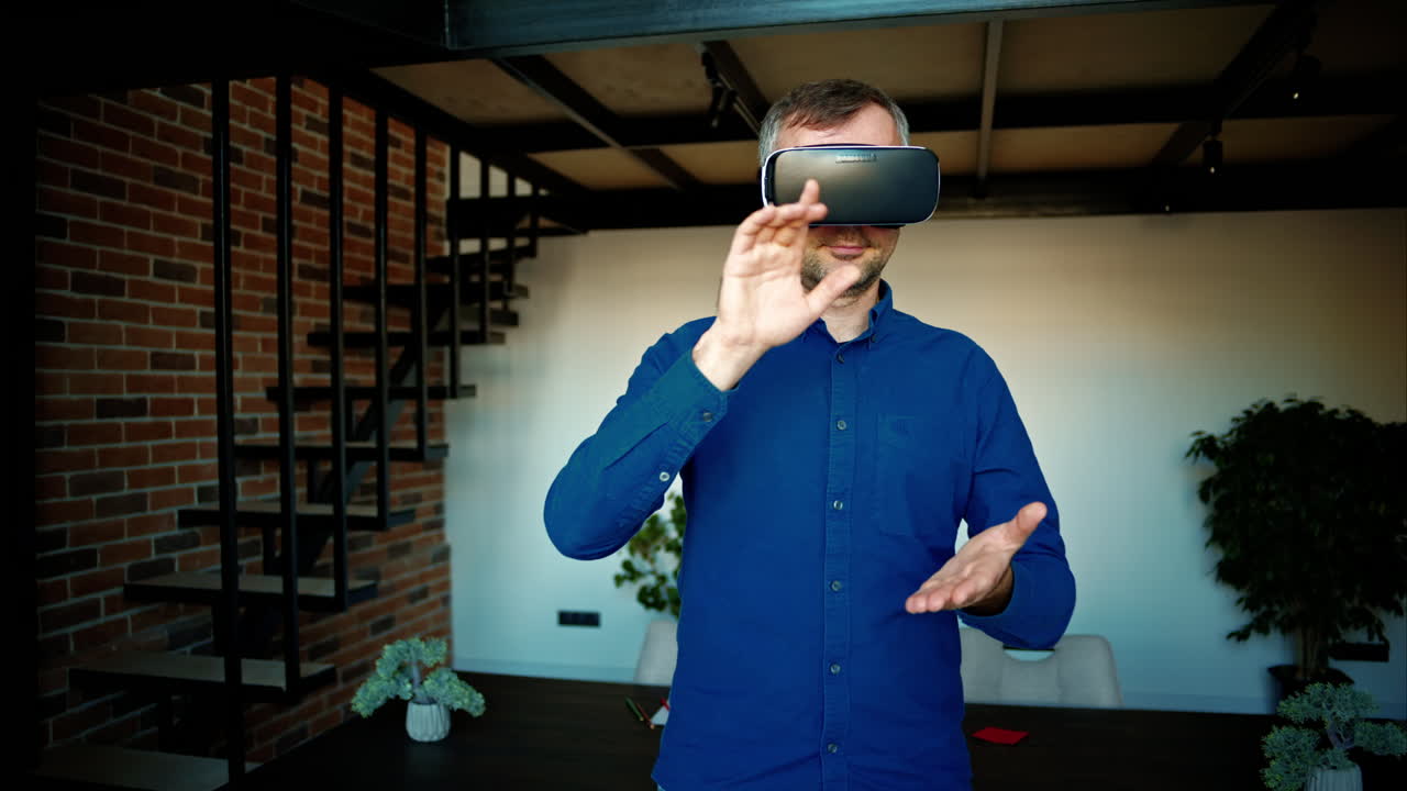 Uomo che gesticola mentre utilizza un visore per la realtà virtuale in un ufficio