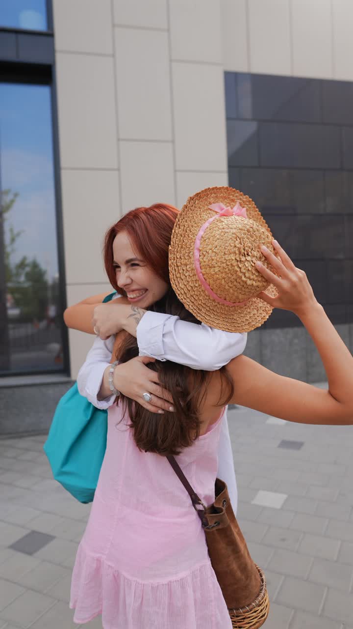 두 명의 여성이 안고 야외에서 재미를 느끼고 있습니다.