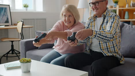 una pareja de ancianos jugando videojuegos.