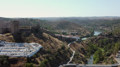 Mittelalterliche-Burg-Von-Mertola-Mit-Blick-Auf-Den-Fluss-Guadiana-Und-Die-Berge-Im-Sommer-In-Portugal