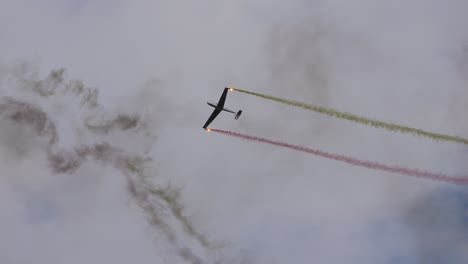 glider of the fyling bulls from team blanix flies impressive performances while dragging clouds of smoke with them. airpower 2024