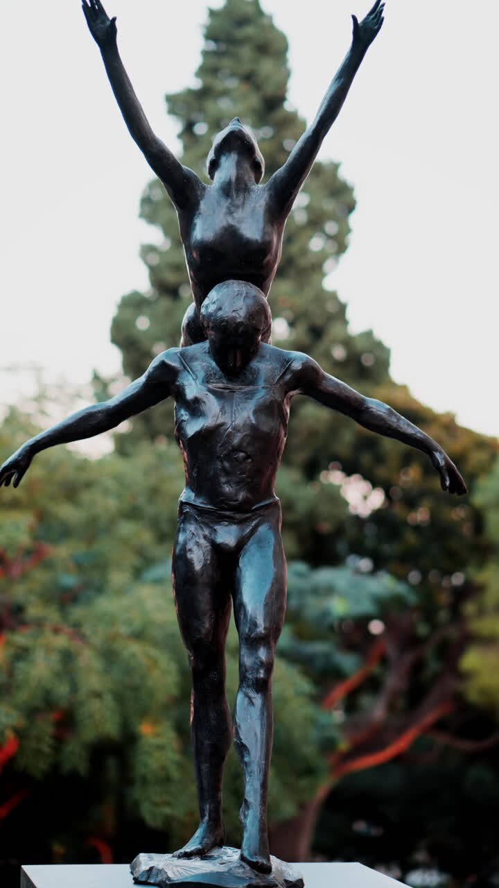 Statua in bronzo di un uomo e una donna che ballano in un parco a Monte Carlo, Monaco. Verticale