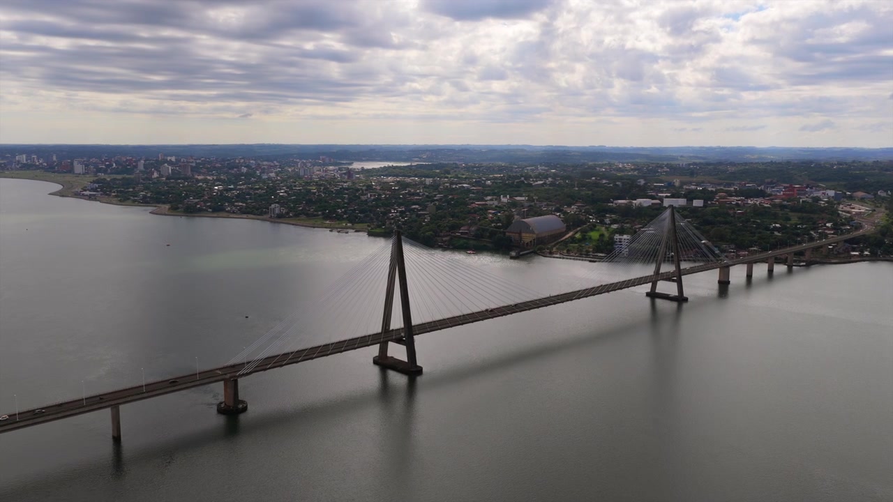 Il Ponte San Roque González de Santa Cruz che attraversa il fiume Paraná con aree urbane in lontananza. Adatto per progetti a tema infrastrutturale o di viaggio.