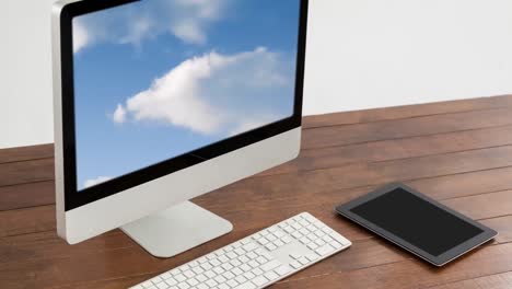 cielo azul y nubes en el monitor de la computadora