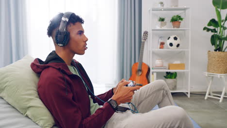 un joven jugador jugando un videojuego de consola
