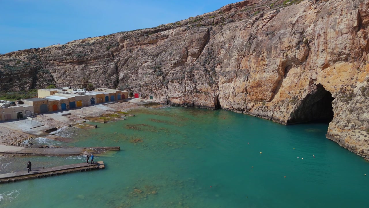 Inland Sea Blue Hole sull'isola di Gozo, Malta. Immersioni presso l'Azure Window. Veduta aerea della costa mediterranea
