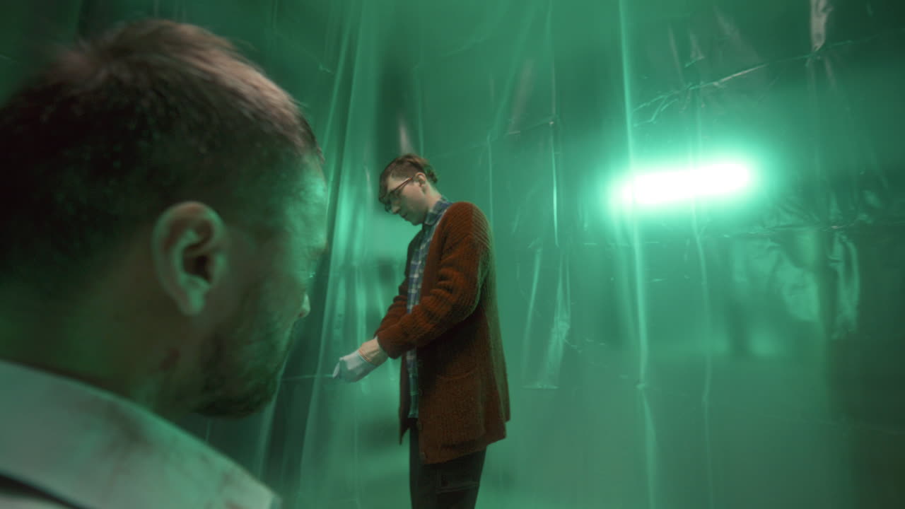 un maníaco caminando como rehén, hablando y usando guantes estériles.