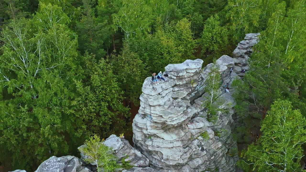vista aérea de personas en formaciones rocosas en un bosque
