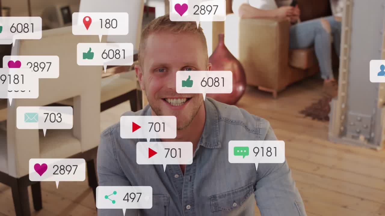 анимация меняющихся номеров, значки в панелях уведомлений, улыбающийся белый мужчина, сидящий в офисе