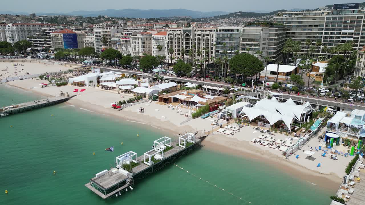 Evento sulla spiaggia a Cannes, Francia, ripresa aerea da drone