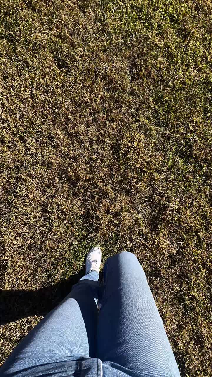 풀 위 를 고 있는 사람