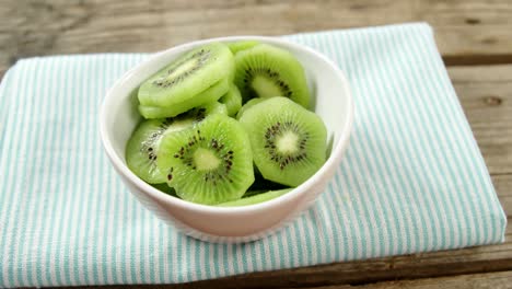 rebanadas de kiwi en un tazón