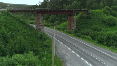 carretera de campo con paso elevado de puente ferroviario